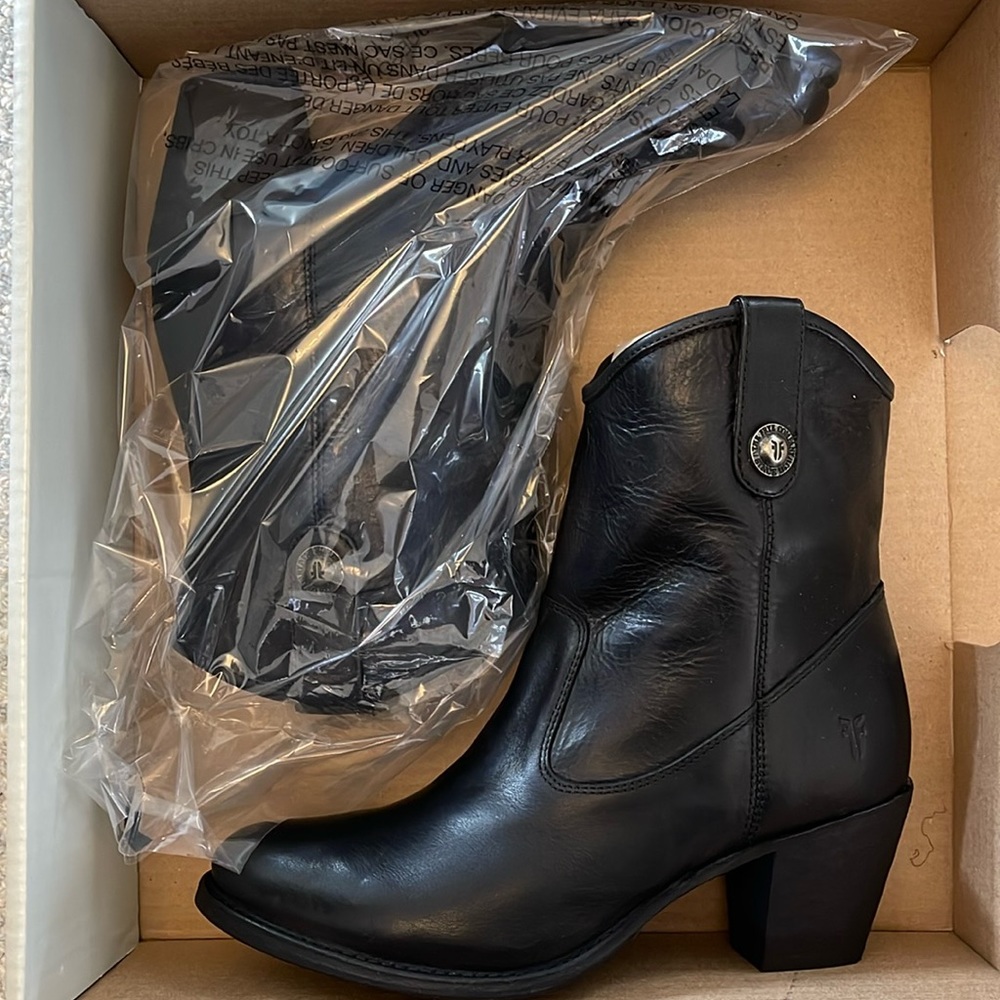 NWT Frye Jackie Black Leather Short Boot - Size 8.5